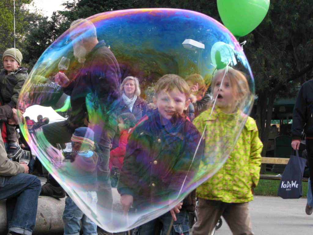 Interaktive Show mit Dr. Bubbles am Rathausplatz Steiermarkfestival