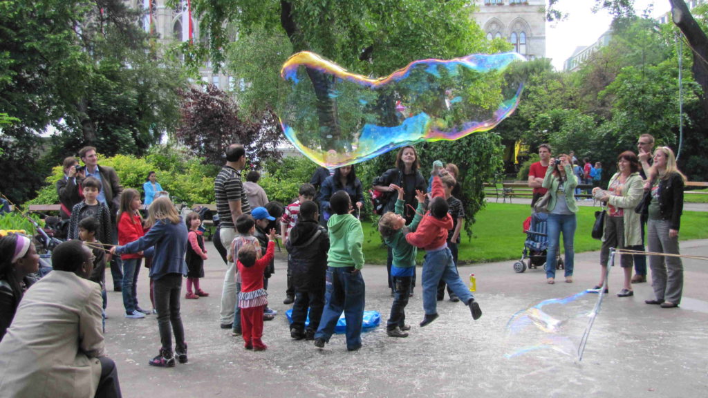 Interaktive Show mit Dr. Bubbles am Rathausplatz Steiermarkfestival