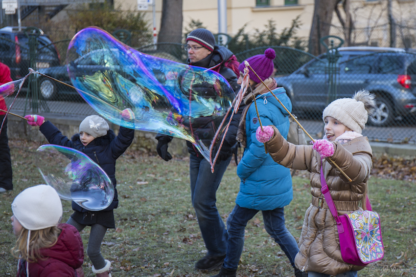 Weihnachtsmarkt Türkenschanzpark Interaktive Riesenseifenblasen Mitmachshow